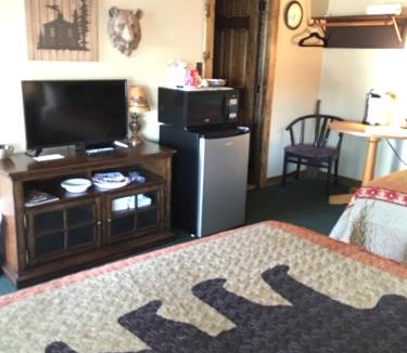 Warrensburg Hotel | Warrensburg Inn & Suites - 6 Mi to Lake George