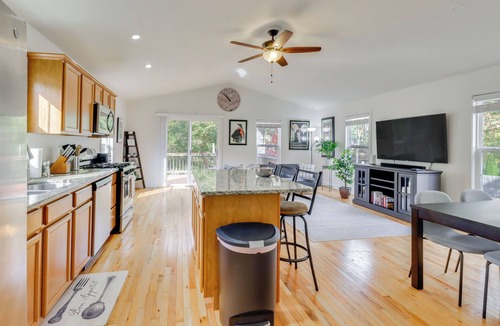 Warrenton House | Warrenton Gem: Walk to Downtown!