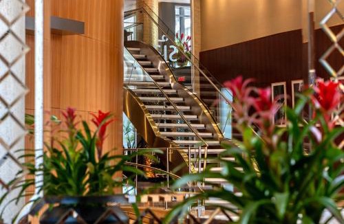 Downtown Montreal Hotel | Warwick Le Crystal - Montréal