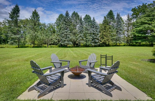 Warwick House | Warwick Vacation Rental with Private Yard and Fire Pit