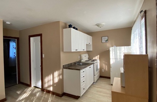Wasaga Beach Cottage | Wasaga Beach walk to main end Free Parking Free Wifi