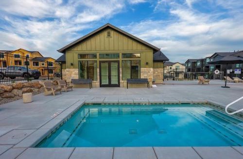 Mountain Green House | Wasatch Peak Chateau Unit A with Pool and Hot Tub