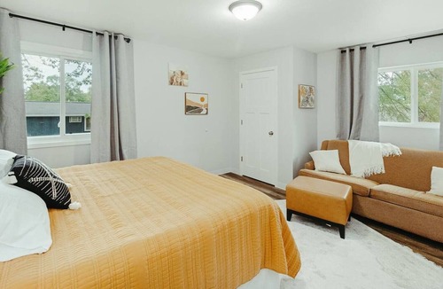 Plover House | Washington Manor Room #10