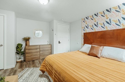 Plover House | Washington Manor Room #12