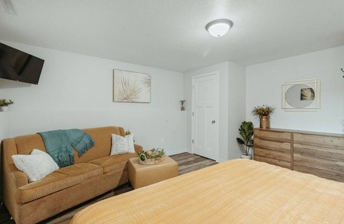 Plover House | Washington Manor Room #12