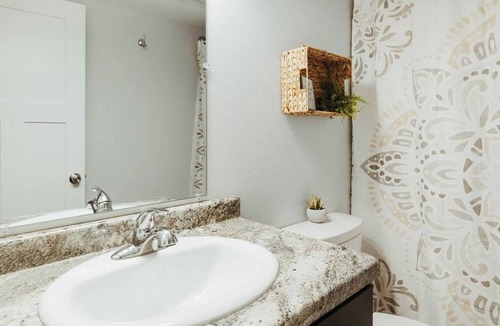 Plover Apartment | Washington Manor Room #3