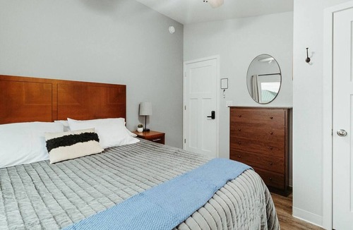 Plover Apartment | Washington Manor Room #3
