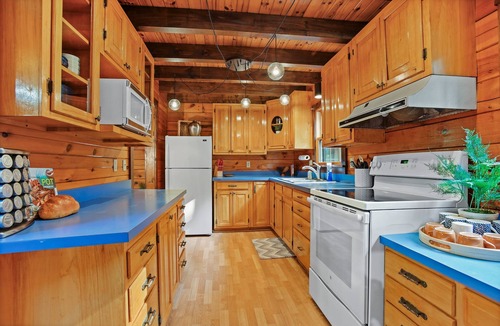 Tylersville Cabin | Wasson Woods Retreat w/Fire Pit & HOT TUB