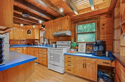 Tylersville Cabin | Wasson Woods Retreat w/Fire Pit & HOT TUB