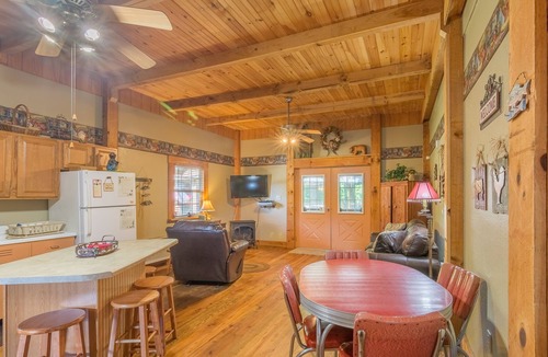 Central Cabin | Watauga River Cabins-Hemlock