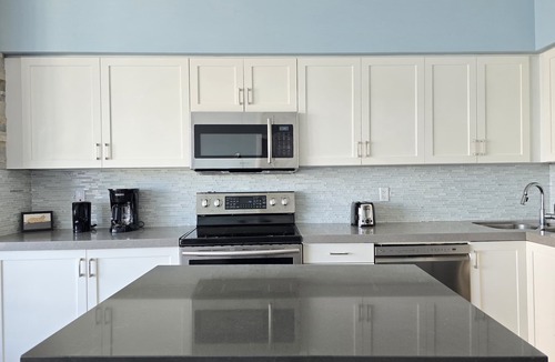 Fort York Condo | Watch planes takeoff from your balcony! 2+1 BD 2 BA w/pool, hot tub & parking