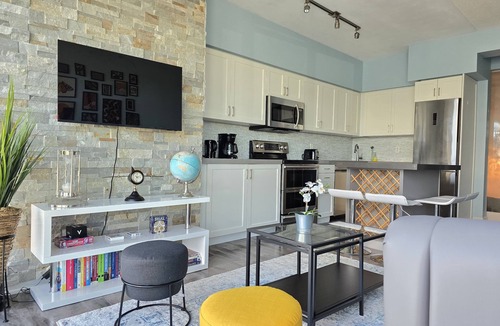 Fort York Condo | Watch planes takeoff from your balcony! 2+1 BD 2 BA w/pool, hot tub & parking