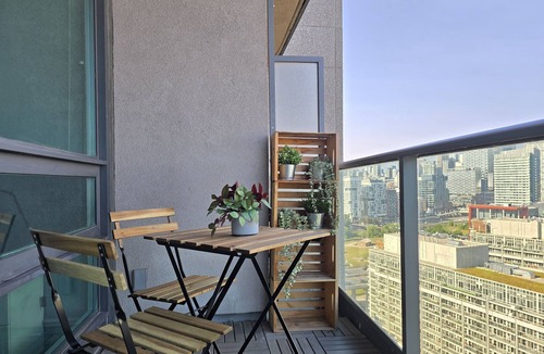 Fort York Condo | Watch planes takeoff from your balcony! 2+1 BD 2 BA w/pool, hot tub & parking
