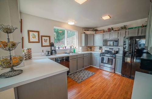 North End House | Watch Ships Come into Port from Bed-