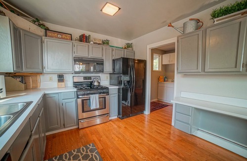 North End House | Watch Ships Come into Port from Bed-