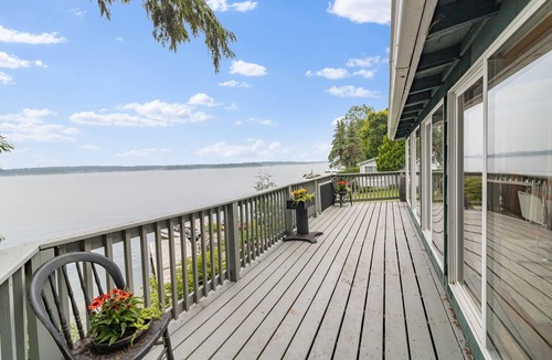 Brier Hill Cottage | Watch Ships & Sip Wine-Riverfront Deck Retreat
