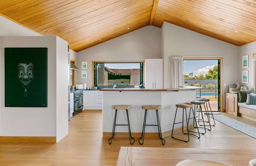 Nukuhau House | Watene Lodge - Spacious 5 Star Home with Pool