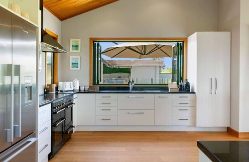 Nukuhau House | Watene Lodge - Spacious 5 Star Home with Pool