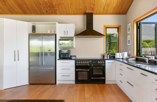 Nukuhau House | Watene Lodge - Spacious 5 Star Home with Pool