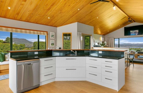 Nukuhau House | Watene Lodge - Spacious 5 Star Home with Pool