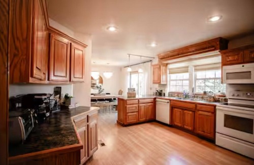 Lost Bridge Village Cabin | Water access 4-bedroom cabin with Hot tub on Beaver Lake