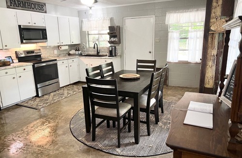 Jefferson House | Water Access-Frog Town-Kayaks-Canoe-Boathouse-North Shore of Caddo Lake