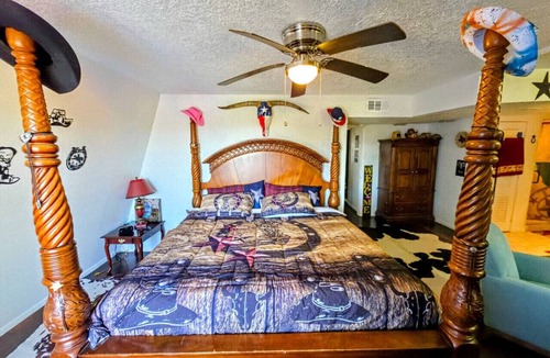 Nassau Bay Cabin | Water Access Lodge Manion 5 themed bedroom - Texas, Pan Am, Santa, Deer & Nasa