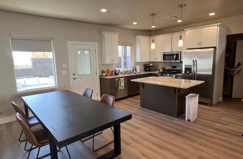 Hildale House | Water Canyon 4bd3Bath HotTubDeck