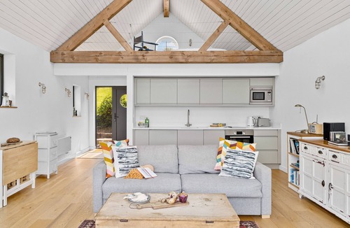 Dittisham Cottage | Water Edge Boathouse - On the River Dart