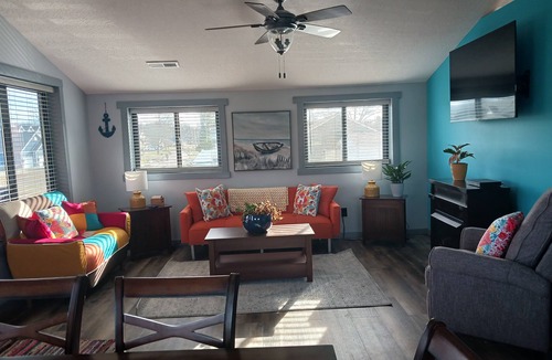 Nashport House | Water front and rear apartment