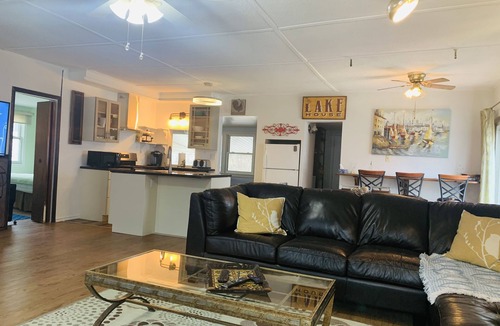 Kingsville Cottage | Water Front, Cedar Island Marina, Beach, Wineries, New HVAC, Newly Renovated