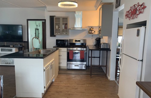 Kingsville Cottage | Water Front, Cedar Island Marina, Beach, Wineries, New HVAC, Newly Renovated