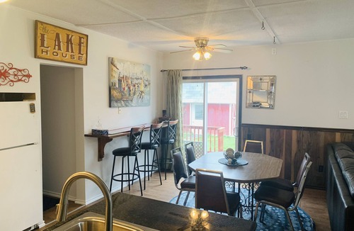 Kingsville Cottage | Water Front, Cedar Island Marina, Beach, Wineries, New HVAC, Newly Renovated