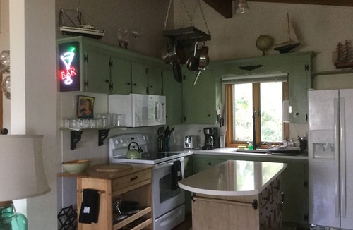 East Falmouth House | Water Front DREAM vacation, whole house AC, Free wi-fi, linen&towels, fire pit,