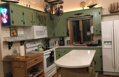 East Falmouth House | Water Front DREAM vacation, whole house AC, Free wi-fi, linen&towels, fire pit,