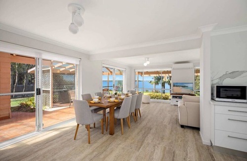 Gorokan House | Water Front Holiday House