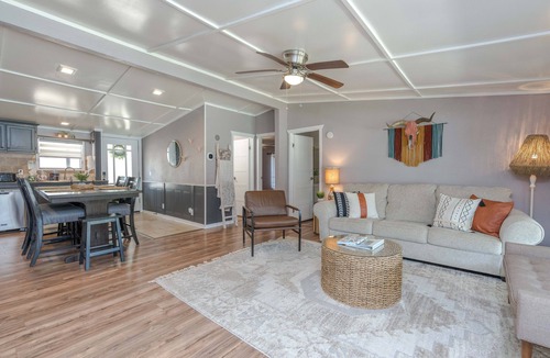 Enchanted Oaks House | Water Front Lake Cabin Pet Friendly and FREE Paddle Boat and Kayaks!