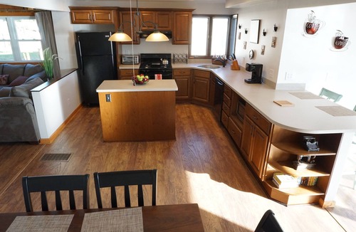 Town of Aurelius House | Water Front Lake Cottage: Wineries, Wildlife and Relaxation - Eagles Nest