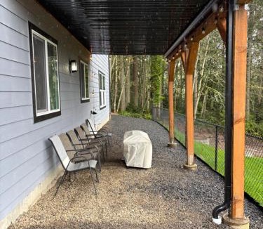 Tracyton Apartment | Water & Mountain Views - Family & Pet Friendly