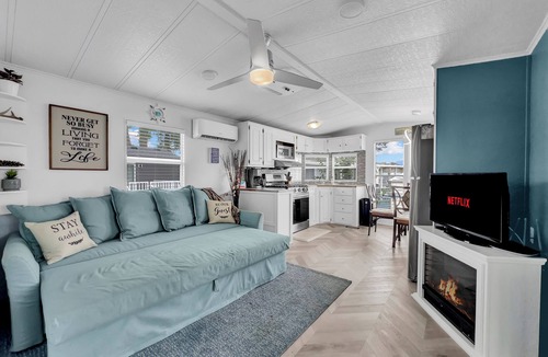Sherkston Cottage | Water Park ~ Walk to Beach ~ Mini Golf ~ Sleeps 8 ~ AC & WiFi