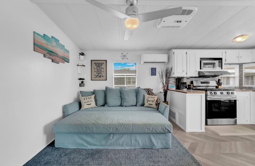 Sherkston Cottage | Water Park ~ Walk to Beach ~ Mini Golf ~ Sleeps 8 ~ AC & WiFi