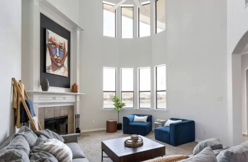 Roanoke House | Water's Edge Bliss: Fort Worth Getaway W/ Pool