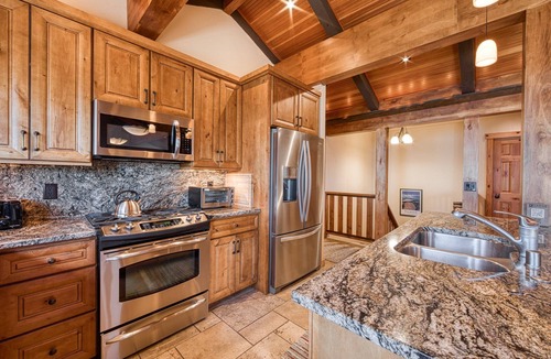 Lake Forest House | Water's Edge LAKE FRONT By Tahoe Getaways - Private Beach & Buoy Available