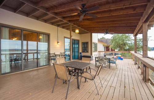 Canyon Lake House | Water's Edge Retreat: CL Waterfront + 2 Living Areas + Ping Pong + Covered Deck + Vast Master Suite