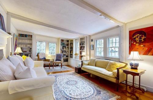 Sandwich House | Water Street Retreat