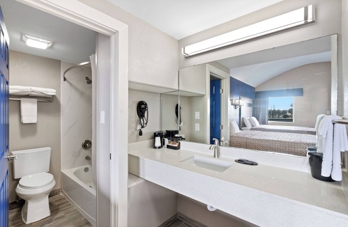 Rockport Hotel | Water view Beach House Kitchen Walk to Beach
