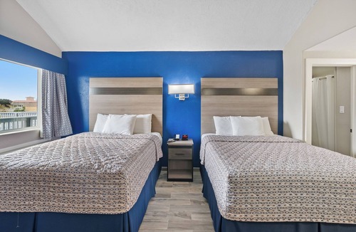 Rockport Hotel | Water view Beach House Kitchen Walk to Beach