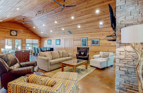 Maysville Cabin | Water-view cabin with deck, gas grill, Ping-Pong & pool tables