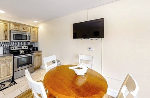 Edgecomb Hotel | Water-view condo at Sheepscot Harbour Resort with deck, full kitchen, and WiFi