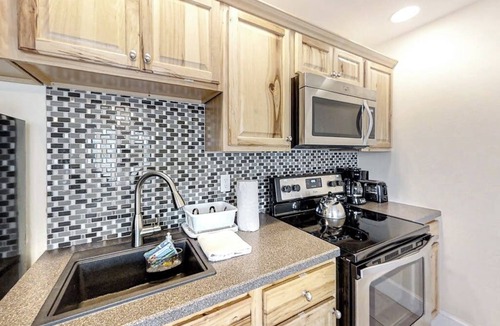 Edgecomb Hotel | Water-view condo at Sheepscot Harbour Resort with deck, full kitchen, and WiFi